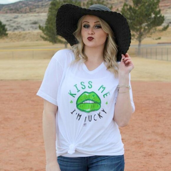 Kiss Me, I'm Lucky T-Shirt White Green Lips Tee - Picture 1 of 4